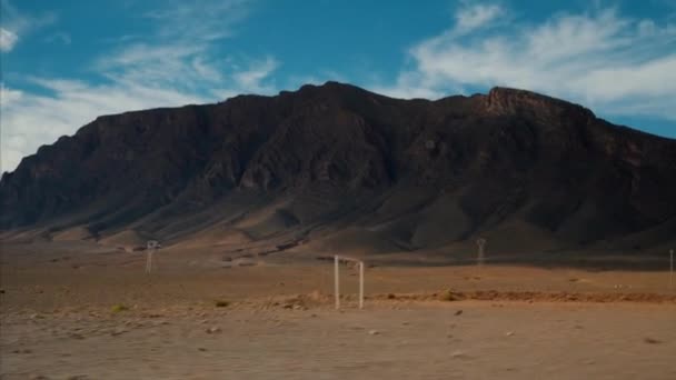 Uitzicht vanaf auto van landschappen met bergen, bomen, woestijn van Marokko — Stockvideo