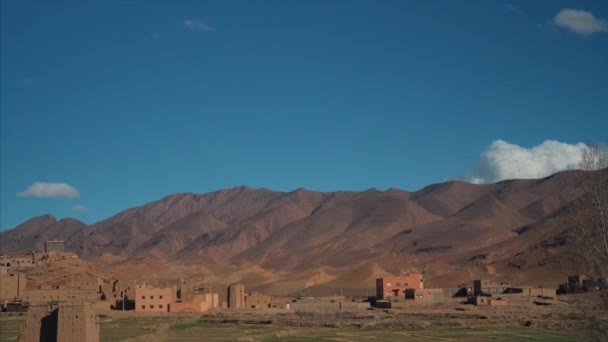 Dağlı, ağaçlı, Fas çöllü manzaralı bir araba. — Stok video