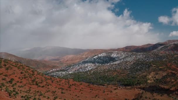 Panorama dei paesaggi marocchini con alte montagne e alberi — Video Stock