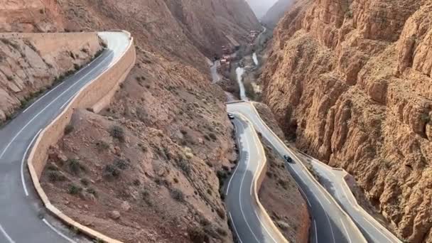 Pohled na horské nebezpečné hadovité cesty, jízda v kaňonu v Maroku — Stock video