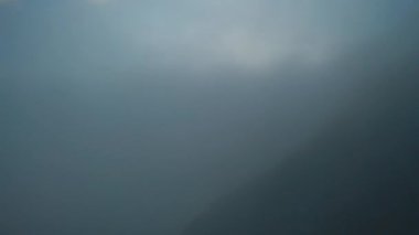 Hava atışı. İHA sinekleri, güneşin doğuşunda gölün üzerindeki sisi düşündü.