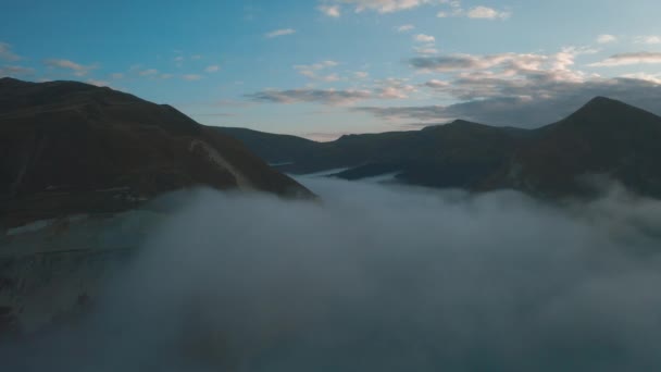 Rusya 'daki Kezenoy Am Gölü' nün havadan görünüşü. Sisli bir sabah. Gün doğumu zamanı — Stok video