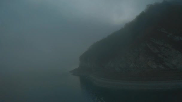 Letecká střelba. drone mouchy si myslel, že mlha nad jezerem při východu slunce — Stock video