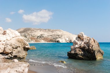 Turkuaz suları ve Kıbrıs'taki kaya oluşumları ile güzel defne