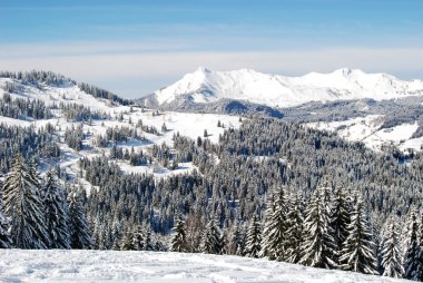 Karla kaplı manzara Fransız Alpleri'nde