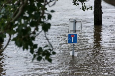 Su dolu bir yolda mesaj