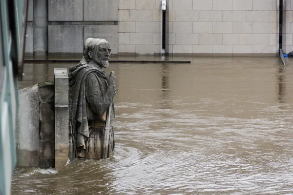 Estatua a medio camino bajo el agua en París —  Fotos de Stock