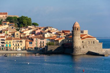 Güzel bir Akdeniz kasabası manzarası olan Collioure