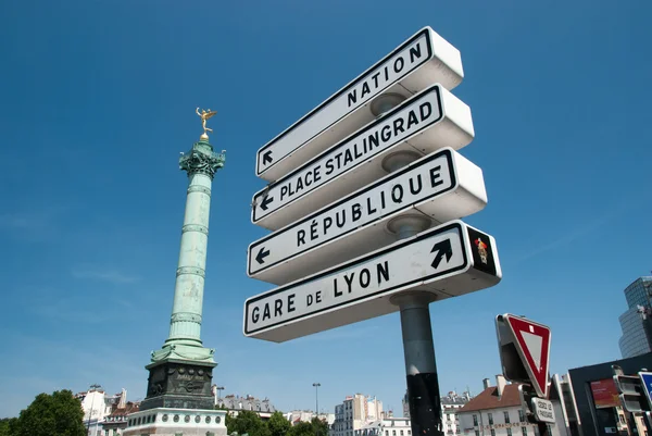 Insegne stradali a Parigi in Place de la Bastille Fotografia Stock
