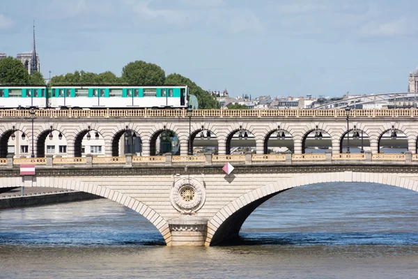 Поезд метро на мосту в Париже — стоковое фото