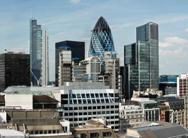 Wolkenkrabbers en kantoorgebouwen in de City of London — Stockfoto