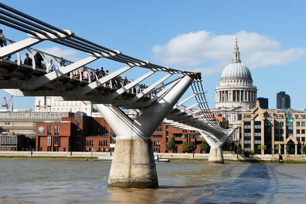 Millenium híd itt: London — Stock Fotó