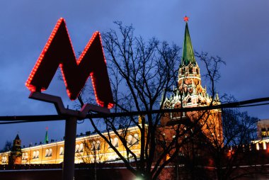 Moskova metro işareti ve Kremlin Kulesi