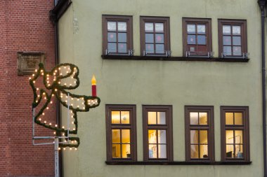 Bir mum tutan bir melek şeklinde Noel dekorasyon