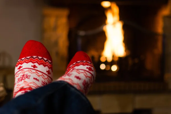 Weihnachtssocken mit Feuer im Hintergrund Stockfoto
