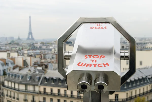 Spyglass en un techo en París con la torre Eiffel en el fondo — Foto de Stock