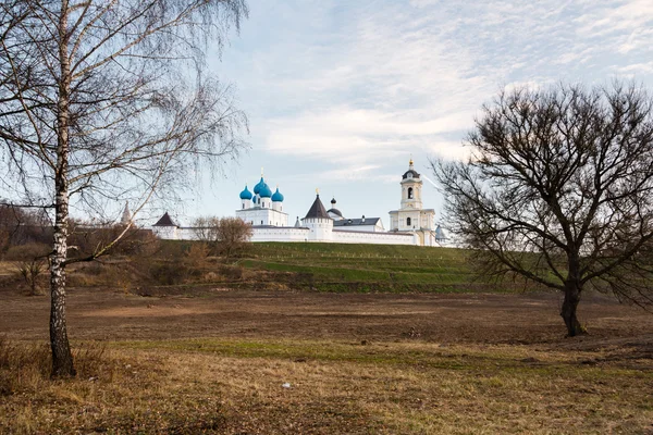 Pravoslavný klášter ve starém městě Serpuchov, Rusko — Stock fotografie