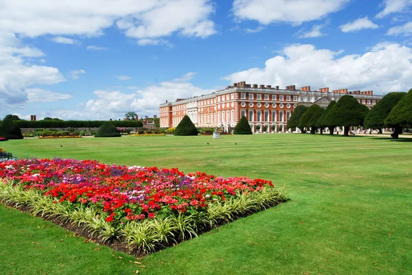 Hampton court palace gardens — Stock Photo, Image