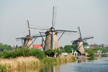 Bir kanalı'nın kıyısında üç Hollanda yel değirmenleri