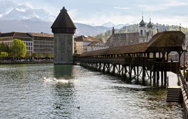 Büyük tahta köprüden Lucerne İsviçre'deki Avrupa'nın panoramik manzaralı