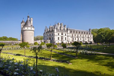 Görkemli Chenonceau Şato bahçelerinin önünde ile.