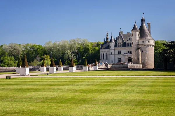 Majestátní zámek Chenonceau s jeho zahrady v přední. — Stock fotografie