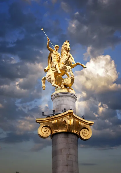 Monumento en la Plaza de la Libertad en el centro de Tiflis — Foto de Stock