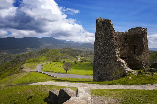 Ruiny wieży w górach Gruzji — Zdjęcie stockowe