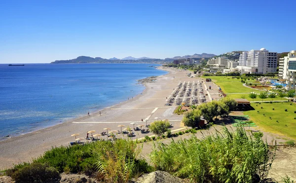 Vista da baía de Faliraki e sua excelente praia, ilha de Rodes — Fotografia de Stock