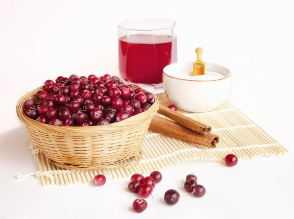 Kızılcık, şeker ve kızılcık suyu