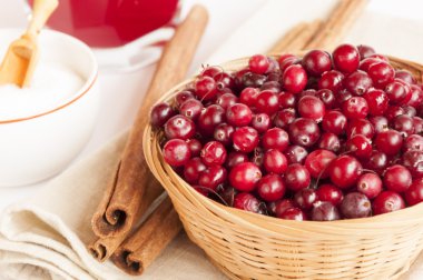 Kızılcık masada sepet