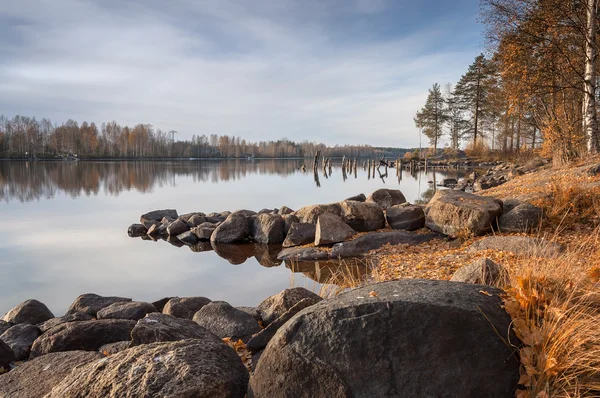 Часть красивого озера в Финляндии. Место для охоты и рыбалки — стоковое фото