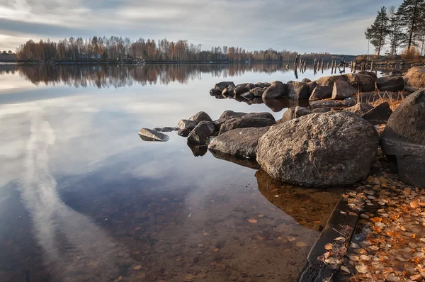 Часть красивого озера в Финляндии. Место для охоты и рыбалки — стоковое фото