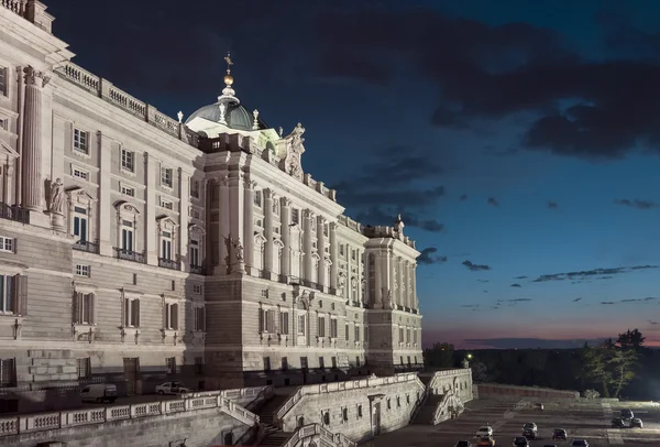 Königspalast in Madrid - architektonischer Hintergrund — Stockfoto