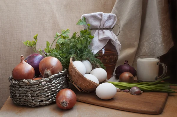 Tisch gefüllt mit verschiedenen Arten von gesunden natürlichen Lebensmitteln — Stockfoto