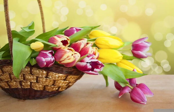 Tulpen in de vaas op tafel — Stockfoto