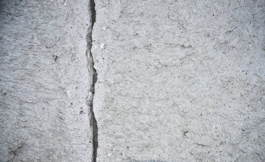 Doku beton duvar ile bir çatlamak