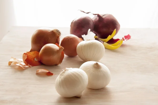 Různé odrůdy cibule na stůl — Stock fotografie