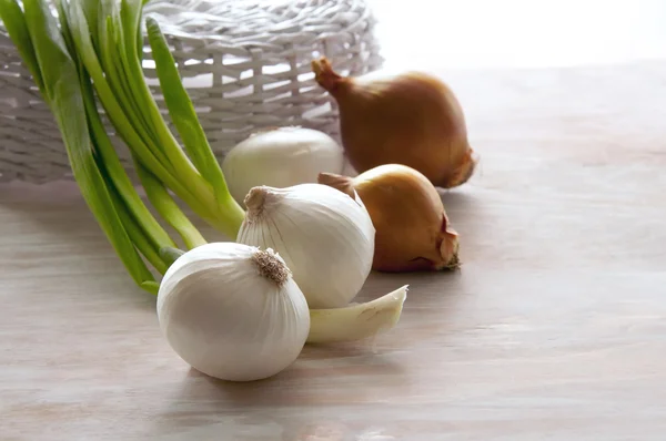 Different varieties of onions on the table — Stock Photo, Image