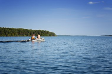 Aile ile gölde kayık. Balıkçılık ve aile tatil