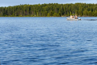 Aile ile gölde kayık. Balıkçılık ve aile tatil