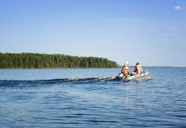 Aile ile gölde kayık. Balıkçılık ve aile tatil
