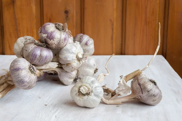 Garlic on the table. Unwashed vegetables, farm product — Stock Photo, Image