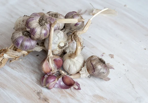 Garlic on the table. Unwashed vegetables, farm product — Stock Photo, Image