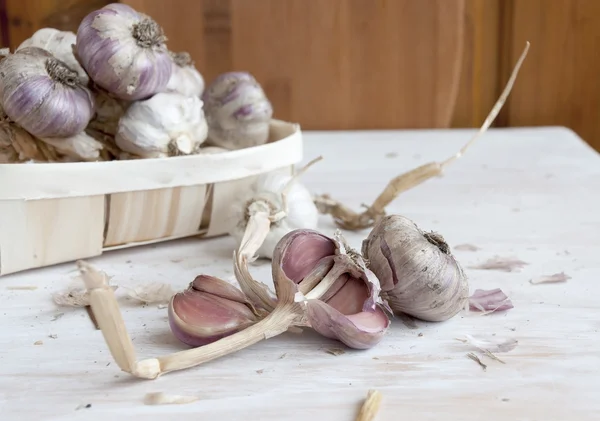 Garlic on the table. Unwashed vegetables, farm product — Stock Photo, Image