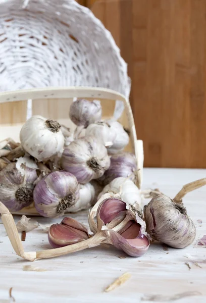 Garlic on the table. Unwashed vegetables, farm product — Stock Photo, Image