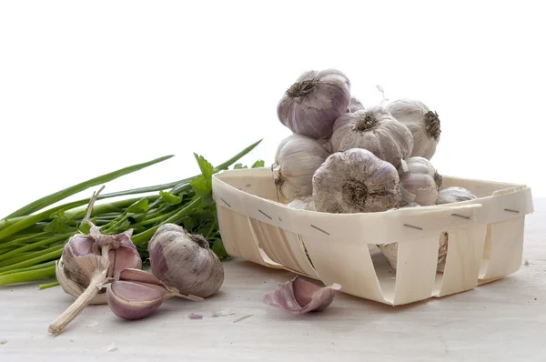 Česnek a bylinky na stole. Nemyté zelenina, farma produktu — Stock fotografie