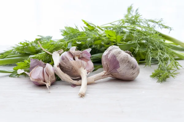 Garlic and herbs on the table. Unwashed vegetables, farm product — Stock Photo, Image