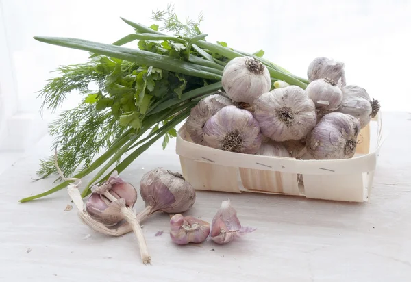 Garlic and herbs on the table. Unwashed vegetables, farm product — Stock Photo, Image