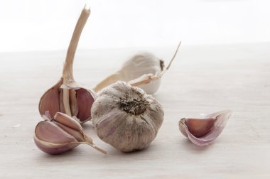 Sarımsak masanın üzerinde. Yıkanmamış sebze, çiftlik ürün